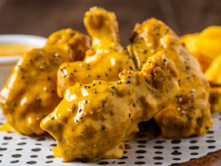 Хрупкави пържени пилешки крилца с пикантен сос с горчица - снимка на рецептата
